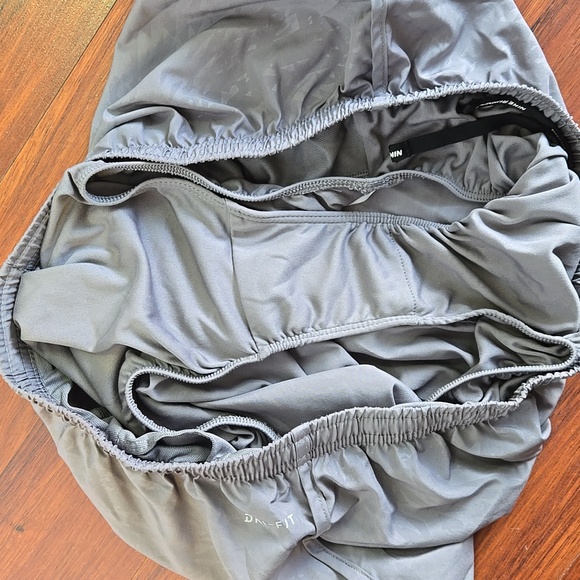 Nike Women’s L Gray Running Shorts EUC Lined Drawstring ZipPocket Active Dri-Fit - Picture 4 of 8